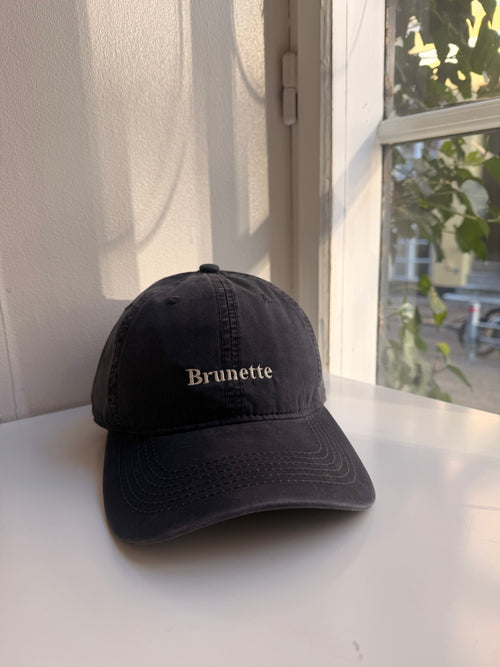 Brunette La Casquette