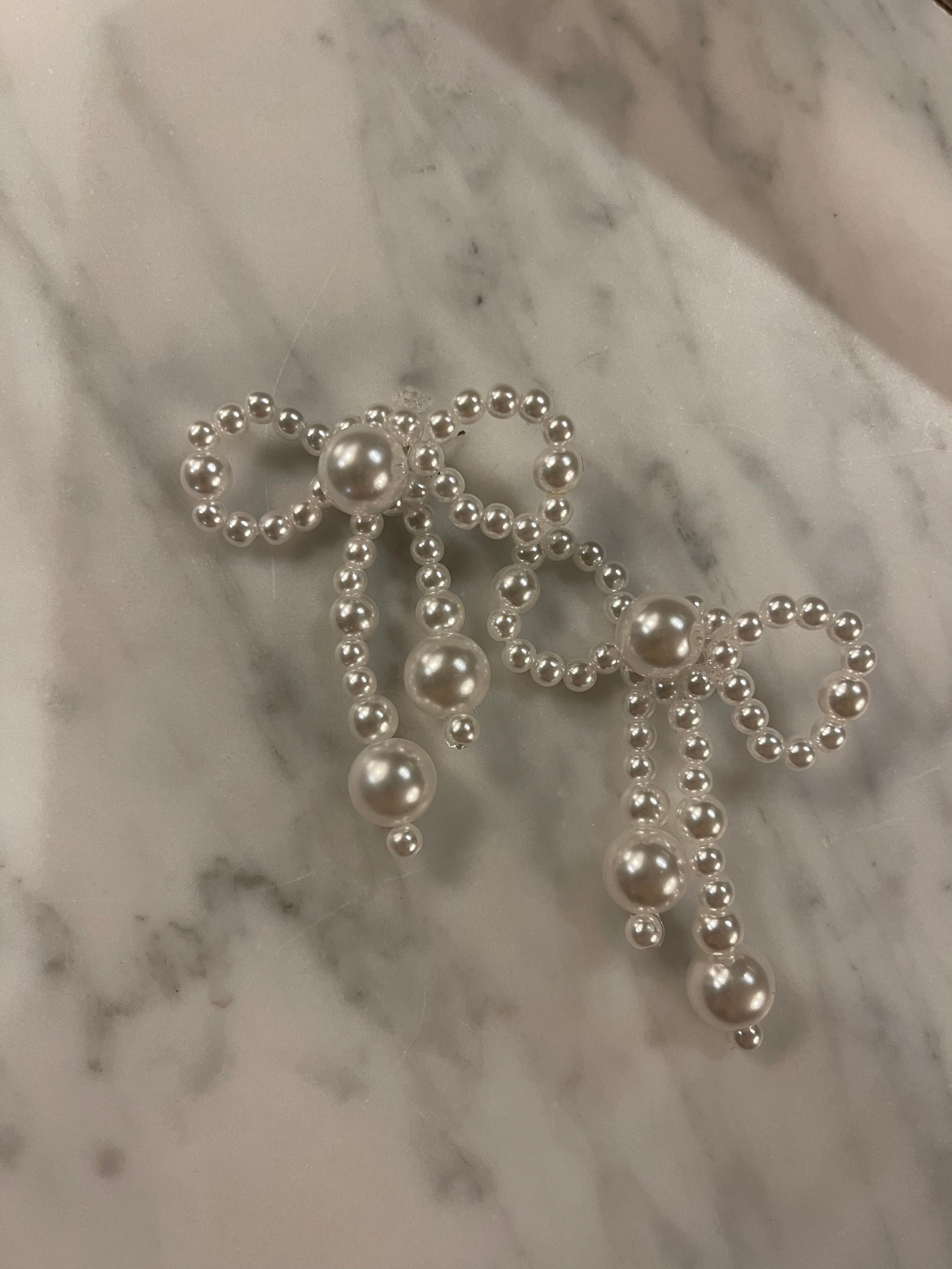Pearls bow earring