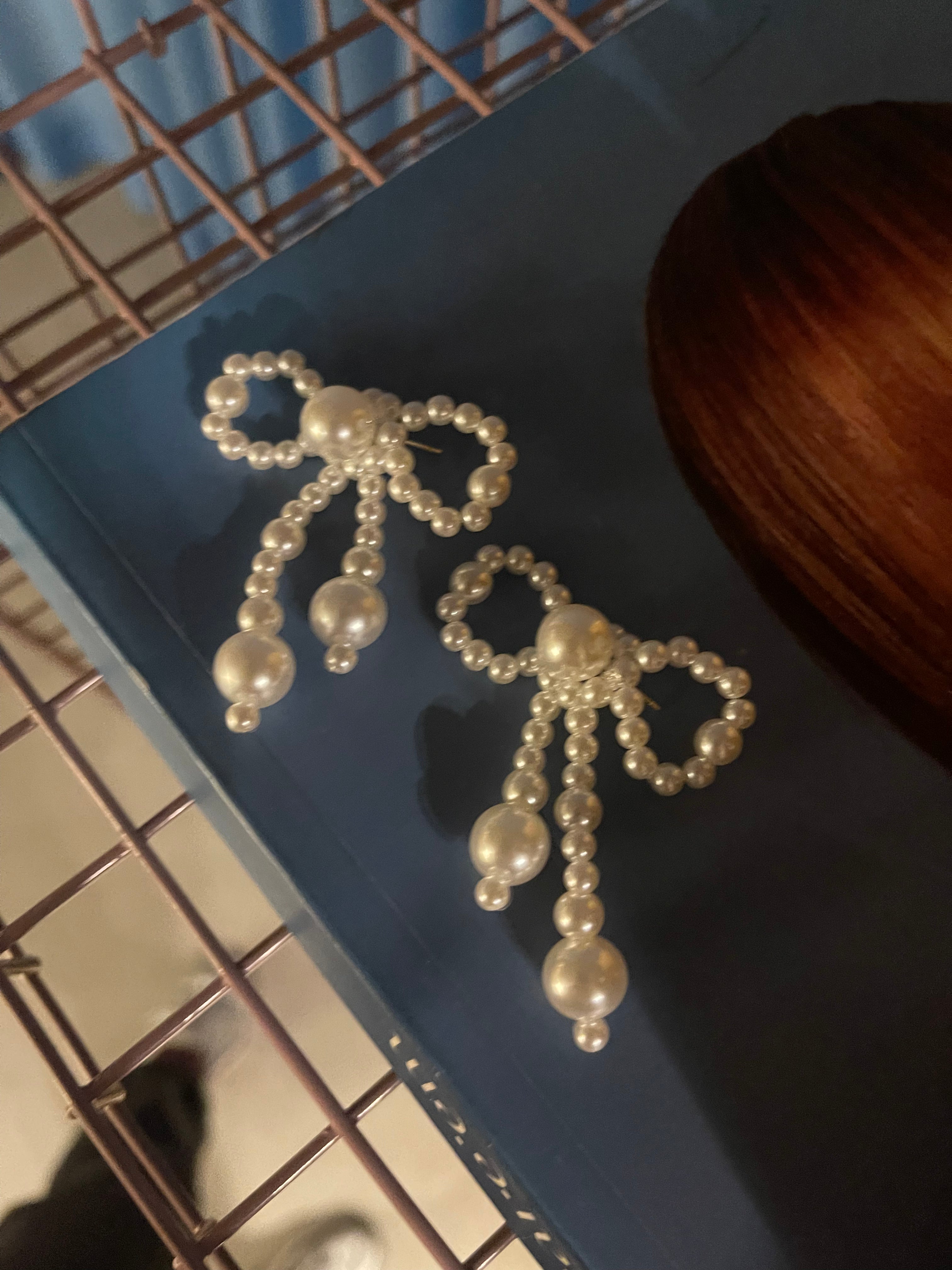 Pearls bow earring